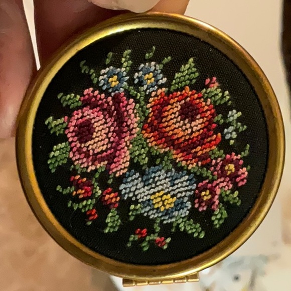 Avon 1977 Floralpoint Locket Necklace Machine Stitched Petit Point Gold Toned - Picture 4 of 12